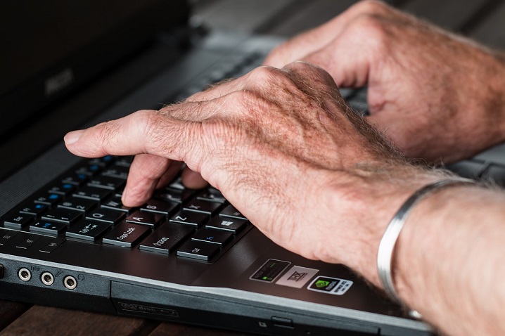 les dangers du web pour les personnes âgées