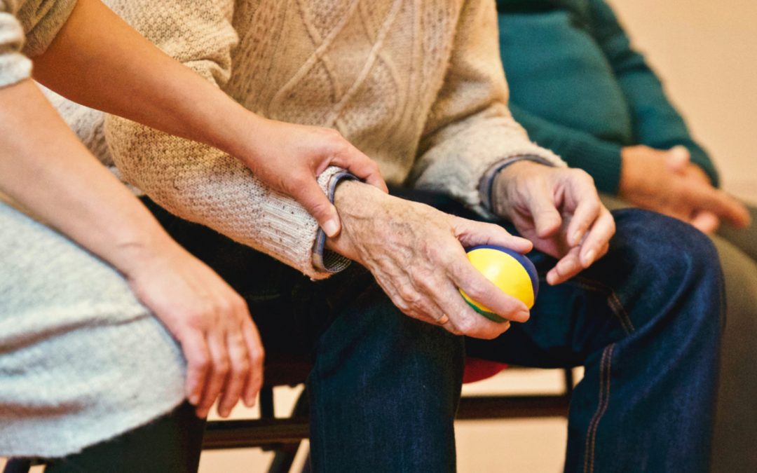Photo d'une personne âgée bénéficiant d'un soutien grâce à l'allocation personnalisée d'autonomie
